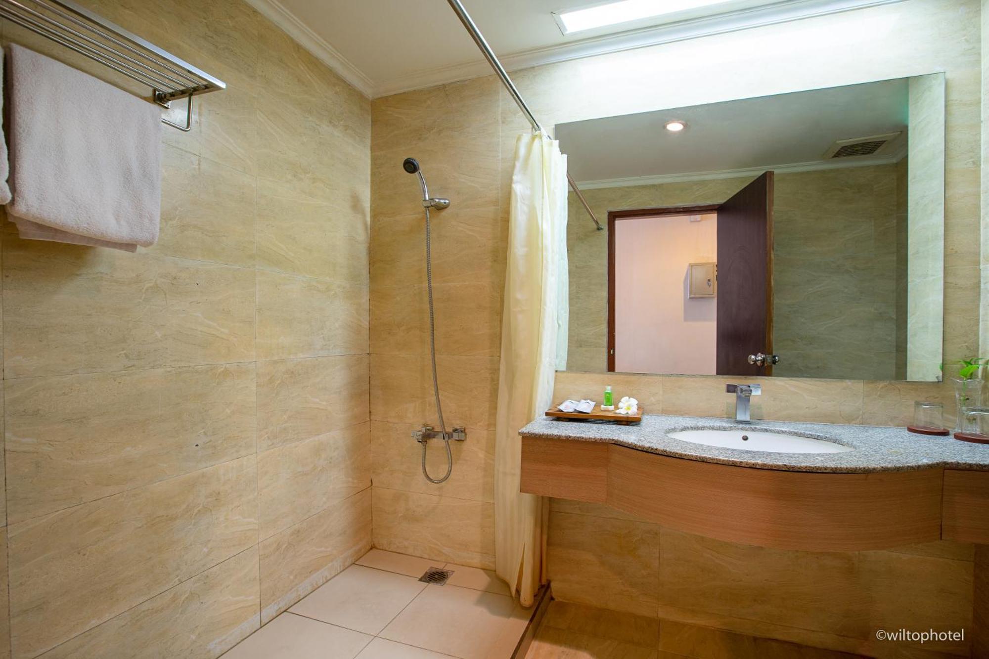 Wiltop Hotel Jambi Bagian luar foto