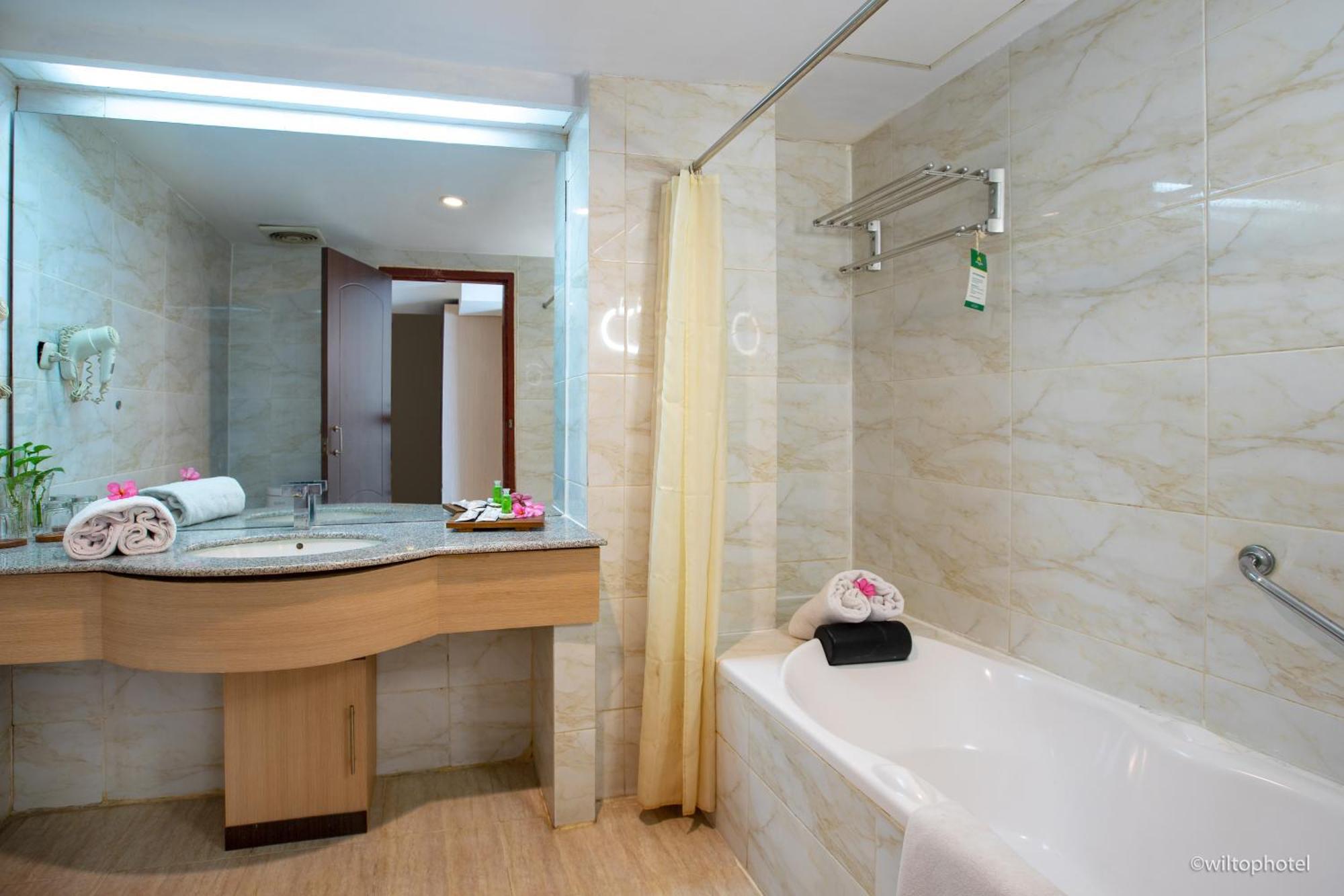 Wiltop Hotel Jambi Bagian luar foto